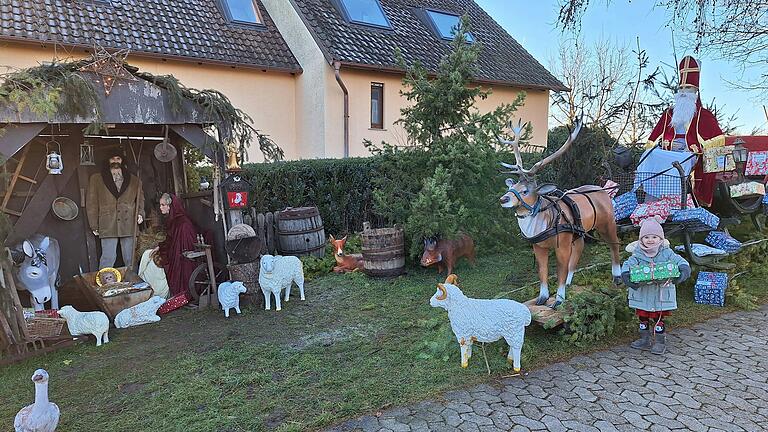 Lebensgroße Krippe erfreut die Kleinsten.
