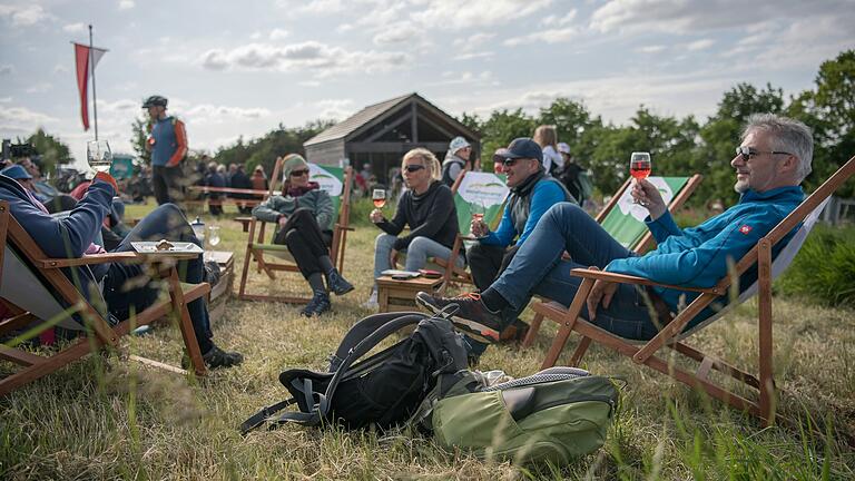 Fünf Stationen können die Wandersleute beim Panoramatag am Weinsteiger anlaufen und dort die Weine verschiedener Winzer genießen. Fünf Stationen können die Wandersleute beim Panoramatag am Weinsteiger anlaufen und dort die Weine verschiedener Winzer genießen.