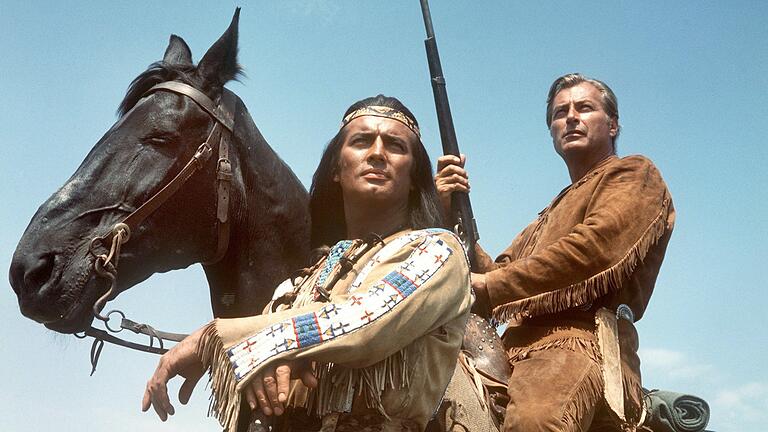Pierre Brice (l.) als Apachen-Häuptling Winnetou und Lex Barker als sein Blutsbruder Old Shatterhand in einer Szene des Karl-May-Films 'Im Tal des Todes'. Pierre Brice (l.) als Apachen-Häuptling Winnetou und Lex Barker als sein Blutsbruder Old Shatterhand in einer Szene des Karl-May-Films 'Im Tal des Todes'.