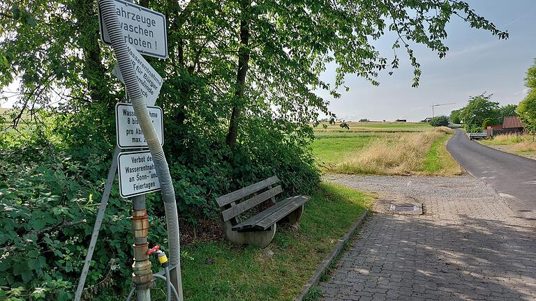 An der Wasserentnahmestelle in Esselbach weisen Schilder darauf hin, was dort erlaubt beziehungsweise verboten ist.