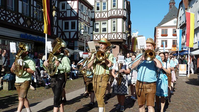 Festzug zum Keiler-Weißbierfrühschoppen der Lohrer Spessartfestwoche: Mit zünftiger Blasmusik gaben die 'Wiesthaler' 15 Jahre lang den Takt vor.