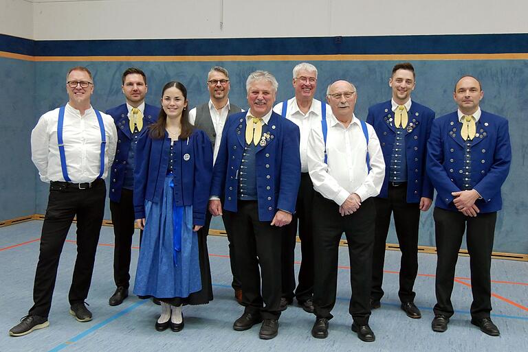 Die Vorstandschaft des Musikvereins Rieden im Jubiläumsjahr (von links): Andreas Müller (Beisitzer), Johannes Schug (Kapellenvertreter), Franka Pfeuffer (Kapellenvertreterin), Roland Cäsar (Zweiter Vorsitzender), Gerhard Keller (Kassier), Benno Pfeuffer (Schriftführer), Hans-Dieter Sickinger (Chorvertreter). Julian Pfeuffer (Beisitzer) und Reinhard Kaiser (Erster Vorsitzender). Es fehlt Monika Schraud (Chorvertreterin).