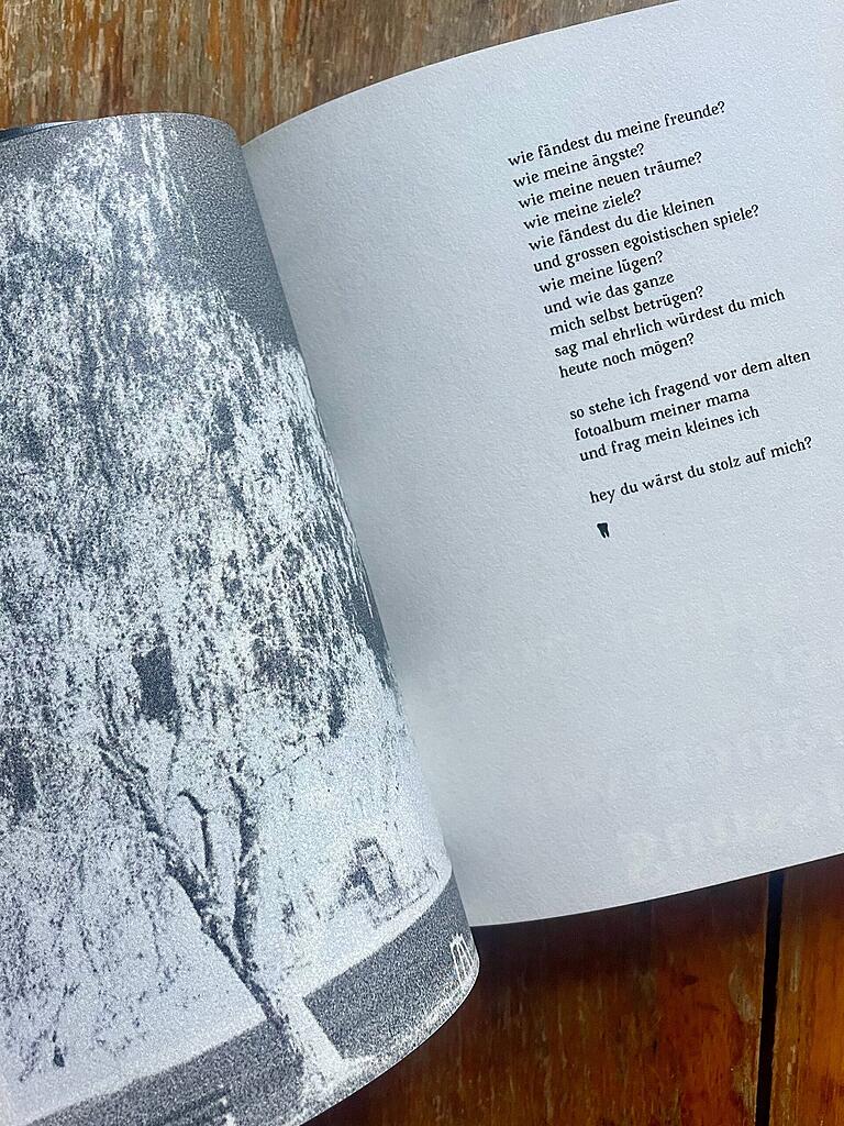 Die intimen Gedichte lesen sich fast wie ein Tagebuch. Durch eine zugängliche und leichte Sprache vermittelt Behrens, was ihn beschäftigt. Die intimen Gedichte lesen sich fast wie ein Tagebuch. Durch eine zugängliche und leichte Sprache vermittelt Behrens, was ihn beschäftigt.