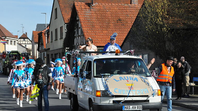 Der Faschingszug in Ermershausen fand bei strahlendem Sonnenschein am Faschingsdienstag statt.