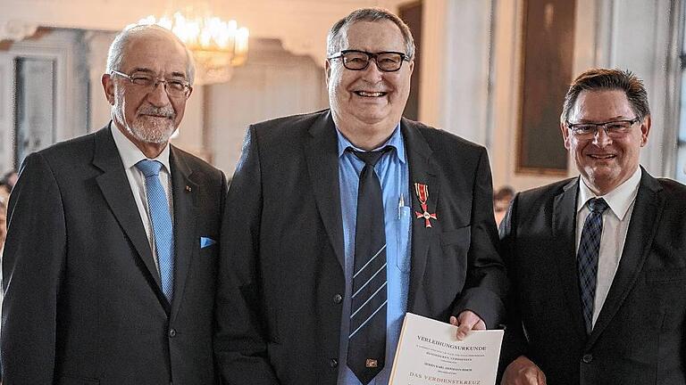 Ordensverleihung Residenz       -  Staatssekretär Gerhard Eck (rechts) und Regierungspräsident Paul Beinhofer (links) würdigten Karl-Hermann Reichs Verdienste um das Gemeinwohl am Donnerstagmittag in der Würzburger Residenz mit dem Bundesverdienstkreuz am Bande.