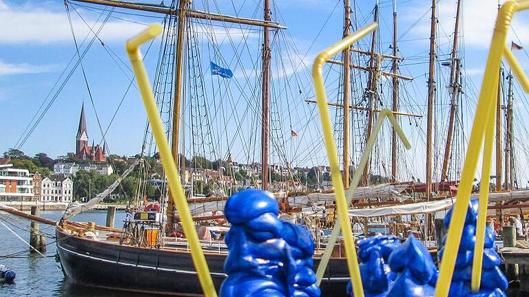 Standort Flensburg: Diese &bdquo;Visitors&ldquo; aus Gips haben hier am Hafen ihren Platz gefunden. Die internationale Kunstaktion von Ragnhild Becker und Gunar Seitz hat Mitwirkende auf allen Kontinenten. Bald werden die Figuren auch im Taubertal anzutreffen sein. Bei diesem Projekt ist es mit Absicht völlig offen, was mit den kleinen &bdquo;Besuchern&ldquo; passiert.