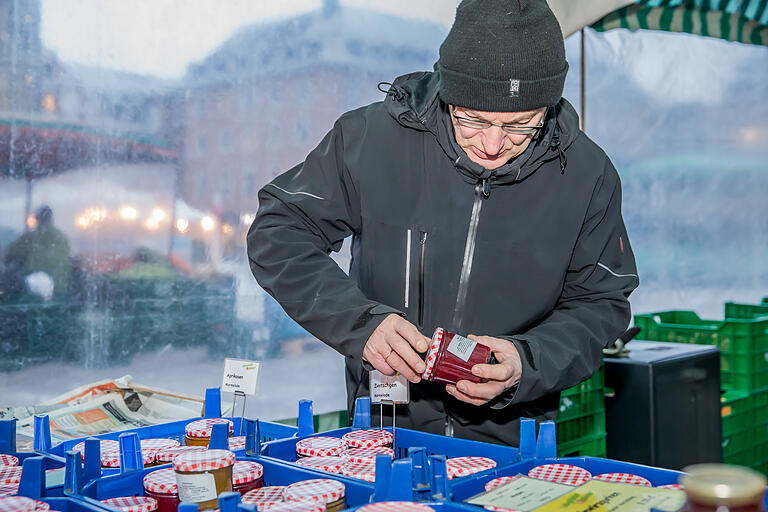 Klamme Finger: Norbert Schraut muss auf dem Marktstand auch mit Minusgraden zurechtkommen.