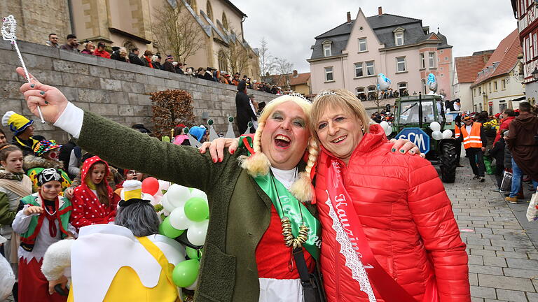 Als Bierköniginnen machen Oechsana I. und Kauzine I. der Ochsenfurter Zuckerfee Konkurrenz.&nbsp;