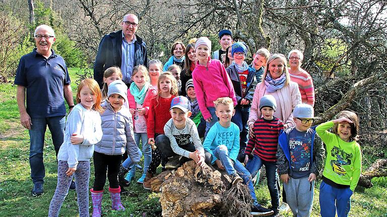 Kinder des Stänicher Zwergentreffs und Steinacher Erstklässler kamen zu einer Naturkunde-Stunde auf der Streuobstwiese von Irene und Alois Gundalach.  Links im Hintergrund Alois  Gundalach und Bürgermeister    Andreas Sandwall. Foto: Dieter Britz       -  Kinder des Stänicher Zwergentreffs und Steinacher Erstklässler kamen zu einer Naturkunde-Stunde auf der Streuobstwiese von Irene und Alois Gundalach.  Links im Hintergrund Alois  Gundalach und Bürgermeister    Andreas Sandwall. Foto: Dieter Britz