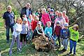 Kinder des Stänicher Zwergentreffs und Steinacher Erstklässler kamen zu einer Naturkunde-Stunde auf der Streuobstwiese von Irene und Alois Gundalach.  Links im Hintergrund Alois  Gundalach und Bürgermeister    Andreas Sandwall. Foto: Dieter Britz       -  Kinder des Stänicher Zwergentreffs und Steinacher Erstklässler kamen zu einer Naturkunde-Stunde auf der Streuobstwiese von Irene und Alois Gundalach.  Links im Hintergrund Alois  Gundalach und Bürgermeister    Andreas Sandwall. Foto: Dieter Britz