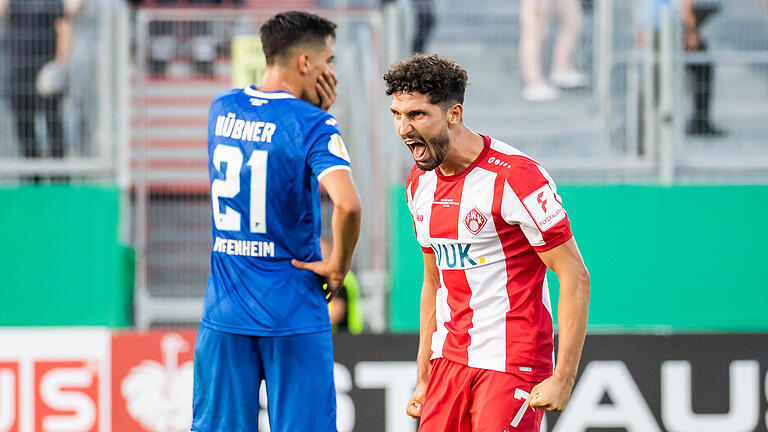 Was für ein Spiel! Eine emotionale Achterbahn ohne gleichen, eine Partie voller Tempo und Spannung. 'Eine Liebesgeschichte für alle, die den Fußball lieben', wie Kickers-Akteur Fabio Kaufmann es formulierte. 
Die Rothosen verlassen die DFB-Pokal-Bühne nach der ersten Runde als stolzer Verlierer.

4:5 im Elfmeterschießen unterlagen sie am Ende der TSG Hoffenheim, dem Bundesligisten. 

Foto: in rot/weiß Fabio Kaufmann (7)