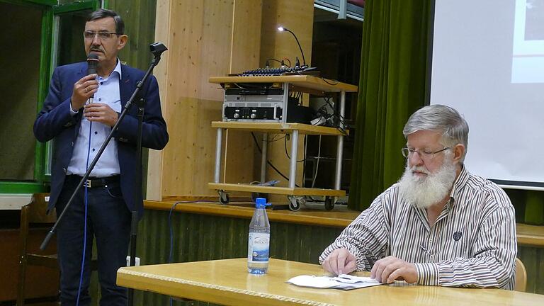 Baudirektor Michael Kuhn (links) und Förster Bernd Günzelmann vom Amt für ländliche Entwicklung informierten die Eußenhäuser Waldbesitzer über die geplante Waldneuordnung in Eußenhausen.