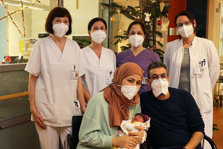 Freuen sich über das Neujahrsbaby in Bad Mergentheim (von links):&nbsp; Renate Rein-Kurak und Sandra Bendz von der geburtshilflichen Station, Hebamme Christine Odenwald und Oberärztin Dr. Katja Roth gemeinsam mit den glücklichen Eltern Wafae Arab, Mohammed Hanini und Baby Amira.