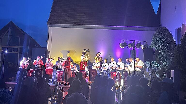 Bis auf den letzten Platz belegt war der Dorfplatz in Sandberg beim böhmischen Abend der Sandberger Musikanten.