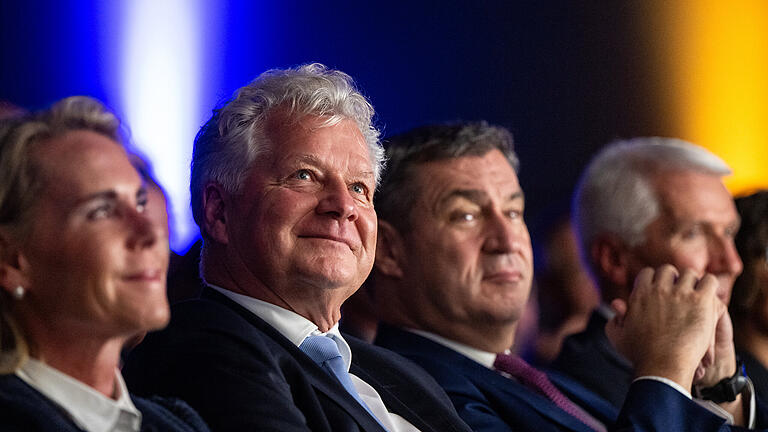 Lennart Preis, dpa2.jpg       -  Andreas Scherer (Zweiter von links) wurde von Ministerpräsident Markus Söder mit dem Bayerischen Printpreis ausgezeichnet.