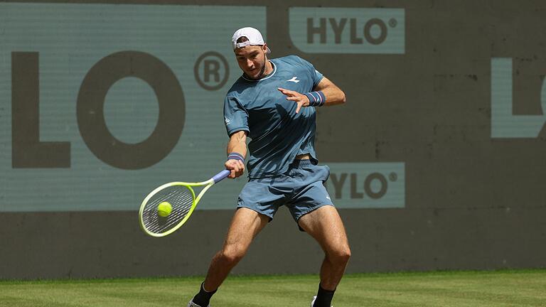 Jan-Lennard Struff       -  Steht im Achtelfinale von Halle: Jan-Lennard Struff spielt eine Vorhand.