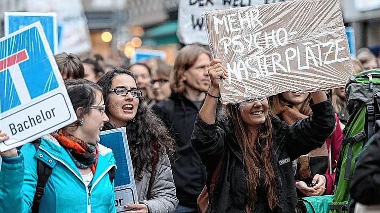 Psychologie-Studenten demonstrieren für mehr Masterplätze       -  Rund 250 Studenten demonstrierten in der Innenstadt für mehr Masterstudienplätze im Fach Psychologie.