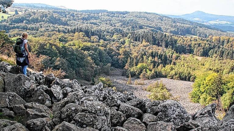 Gewaltig basaltig: Alleine der Blick über die Blockschutthalde auf dem Schafstein in Richtung Milseburg ist es wert, die Extratour Gukaisee einmal zu laufen. Gewaltig basaltig: Alleine der Blick über die Blockschutthalde auf dem Schafstein in Richtung Milseburg ist es wert, die Extratour Gukaisee einmal zu laufen.