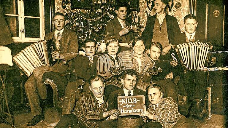 Ein Ende fanden einst an Lichtmess die so genannten Licht- oder Spinnstuben. Noch einmal wurde gemeinsam gefeiert, wie zum Beispiel hier in Alsleben 1932. Und auch der Christbaum (im Hintergrund) wurde an Lichtmess abgeleert. Ein Ende fanden einst an Lichtmess die so genannten Licht- oder Spinnstuben. Noch einmal wurde gemeinsam gefeiert, wie zum Beispiel hier in Alsleben 1932. Und auch der Christbaum (im Hintergrund) wurde an Lichtmess abgeleert.