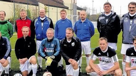 Ein Kreisauswahl bestehend aus Kreisräten, Bürgermeistern und Gemeinderäten testete als eine der Ersten Mannschaften den neuen Sander Kunstrasenplatz (stehend, von links): Karl-Heinz Zehe (Trainer FC Sand II), Ludwig Bock (Kreisrat), Reinhold Giebfried (Kreisrat und 2. Bürgermeister Hofheim), Hubert Endres (Bürgermeister Bundorf), Thomas Mahr (Gemeinde Oberaurach), Franz-Josef Klinger (Gesangverein Sand), Paul Hümmer (Kreisrat und 3. Bürgermeister Sand) sowie (vorne, von links): Klaus Krines (ehemaliger Gemeinderat Sand), Matthias Schneider (Bürgermeister Theres), Gerhard Zösch (Kreisrat und 2. Bürgermeister Sand), Oliver Gottschalk (ehemaliger Gemeinderat Sand), Matthias Bäuerlein (Bürgermeister von Rauhenebrach) und Bastian Hümmer (Gemeinderat Sand).