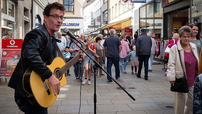 Straßenmusik in der Schweinfurter Innenstadt - qualitätvolle Belebung Ja oder Nein? Ein Antrag der Grünen, die Gebühren für Straßenmusiker zu senken und die Genehmigungen im Rathaus abholen zu können, wurde im Hauptausschuss klar abgelehnt.