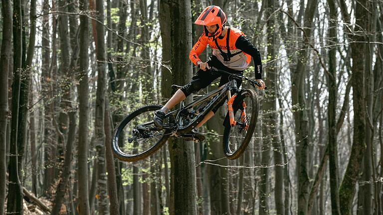 Auf dem Sprung im Bikepark Osternohe.