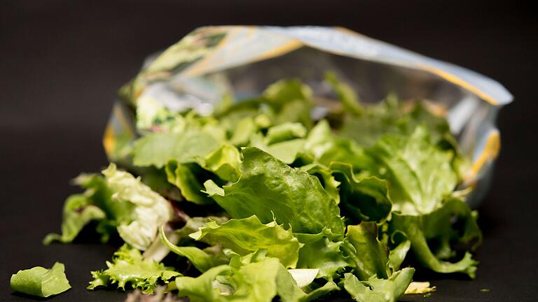 Eine Packung Salatmischung       -  Schnell Salat zubereiten? Auch wenn verpackte Salate als &bdquo;verzehrfertig&rdquo; gelten, sollten sie vor dem Essen gewaschen werden.