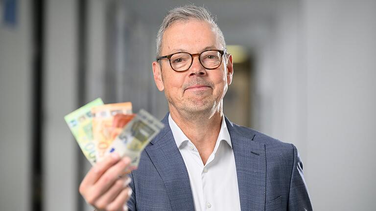Professor Peter Bofinger erklärt bei der Kinderuni das Geheimnis des Geldes.
