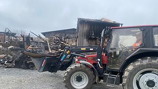 Die Aufräumarbeiten an der Brandruine laufen