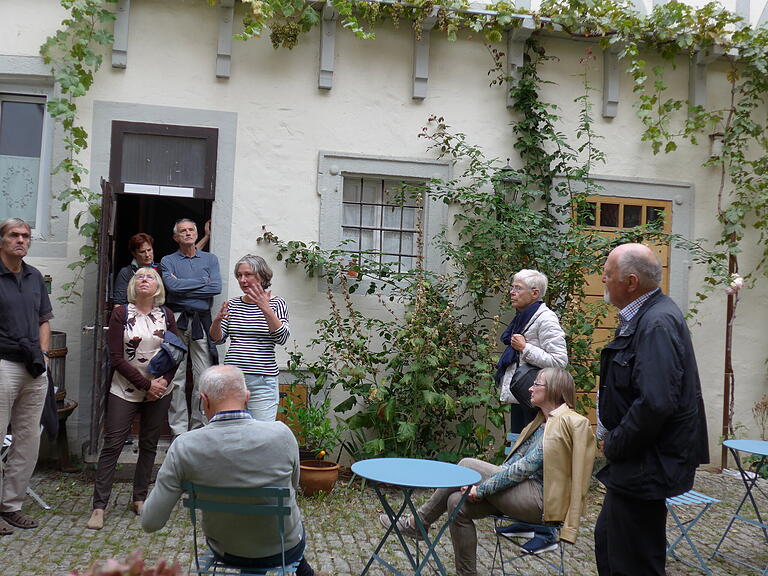 Gutedel im Keller und an der Hauswand. Eva Brock erklärt zu Winzerhof und Weinbau im alten Stil.