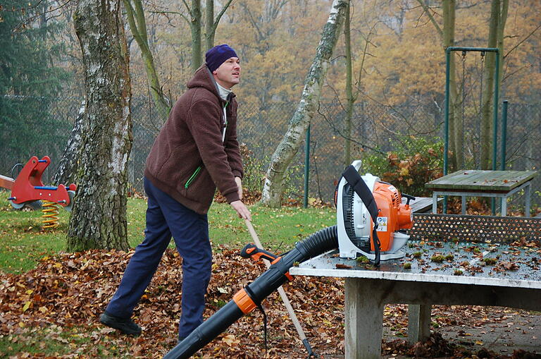 Ausreichend Zeit bot sich in den letzten Monaten, um das Sportgelände zu verschönern und Platzarbeiten durchzuführen. Auch die Vorstandsmitglieder (im Bild Christoph Knaier) packten selbst mit an.