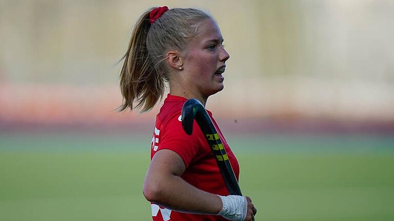 Nele Pöhler bei der U-18-Europameisterschaft in Zürich: Die 17-jährige Würzburgerin nahm für die Schweiz an der B-EM teil. Es war ihr erstes großes Turnier als Nationalspielerin. Nele Pöhler bei der U-18-Europameisterschaft in Zürich: Die 17-jährige Würzburgerin nahm für die Schweiz an der B-EM teil. Es war ihr erstes großes Turnier als Nationalspielerin.