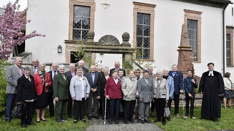 Die Jubilare der Diamantenen Konfirmation, der Eisernen Konfirmation, der Gnadenen Konfirmation (Konfirmationsjahrgänge 1950 bis 1952) trafen sich zum gemeinsamen Foto.