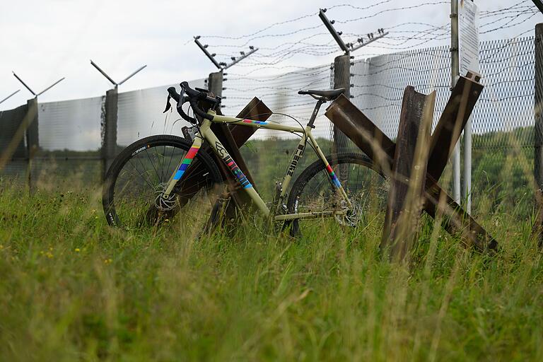 An der deutsch-deutschen Grenze entlang, wo früher überall Stacheldraht war: Auf dieser Tour in Rhön und Grabfeld wird die Geschichte erlebbar.