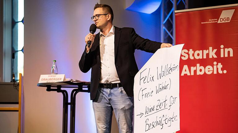 Moderator Viktor Grauberger mit einem Plakat über Direktkandidat Felix Wallström, der die Veranstaltung kurzfristig abgesagt hatte. Moderator Viktor Grauberger mit einem Plakat über Direktkandidat Felix Wallström, der die Veranstaltung kurzfristig abgesagt hatte.