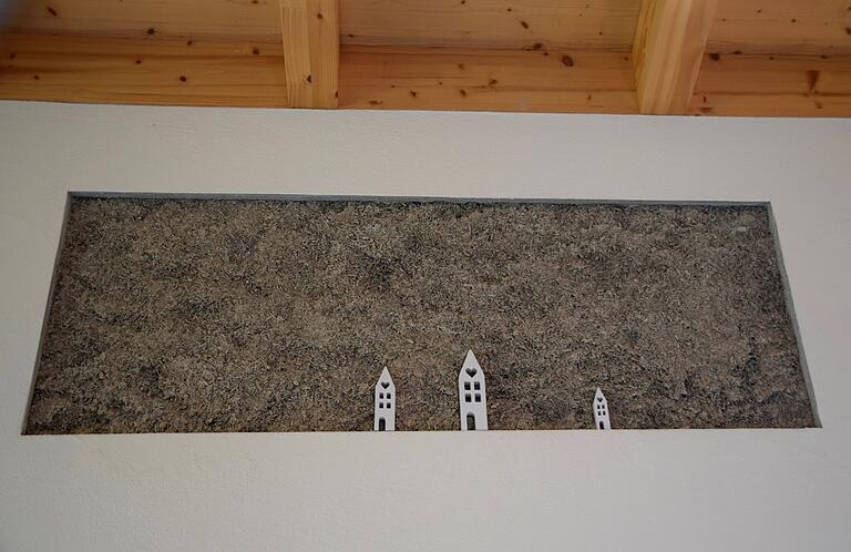Wie ein Bild wirkt der Ausschnitt im Putz des Wohnzimmers, der den Blick auf den Hanfbeton freigibt. Wie ein Bild wirkt der Ausschnitt im Putz des Wohnzimmers, der den Blick auf den Hanfbeton freigibt.