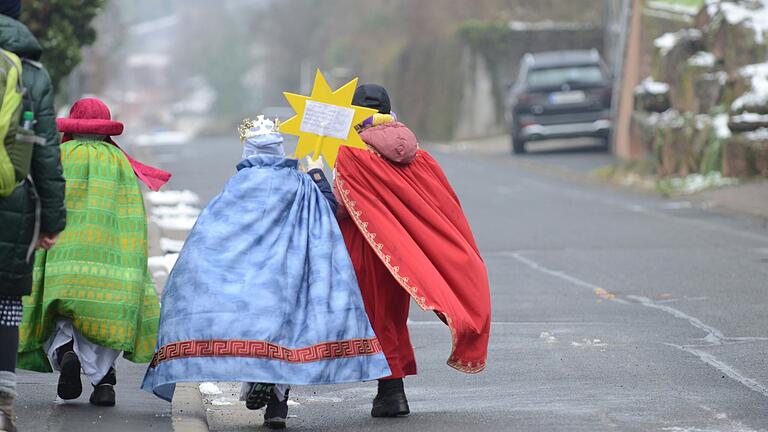 Sternsinger unterwegs. Sternsinger unterwegs.