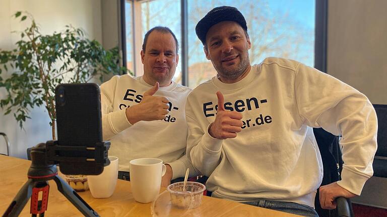 Daumen hoch für Kaffee und Tiramisu: Sebastian Schulz (links) und Jürgen Recker gemeinsam beim Essens-Check in der Redaktion in Schweinfurt. Daumen hoch für Kaffee und Tiramisu: Sebastian Schulz (links) und Jürgen Recker gemeinsam beim Essens-Check in der Redaktion in Schweinfurt.