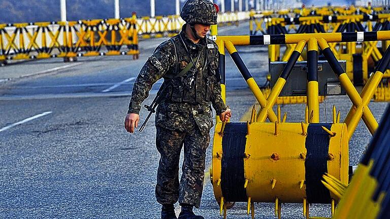 Verhärtete Fronten: Ein südkoreanischer Soldat baut nahe der Stadt Paju an der Grenze zu Nordkorea eine Barrikade auf.