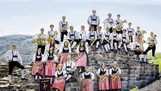 Auf der Osterburg: An der anderen Kreuzbergseite haben sich die aktuellen Sandberger Musikanten zum Jubiläumsfoto aufgestellt.