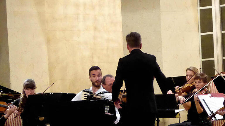 Denis Patkovic spielte Bach auf dem Akkordeon.  Foto: Thomas Ahnert       -  Denis Patkovic spielte Bach auf dem Akkordeon.  Foto: Thomas Ahnert