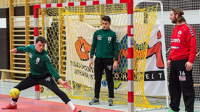 Grabfeld-Gallier Christian Dietz (von links) streckt sich nach einem flach geworfenen Handball. Jonas Schirm und Felix Schmidl beobachten gespannt, ob die Parade gelingt. Die Torhüter des HSC Bad Neustadt und des TSV Großbardorf trainierten gemeinsam. Grabfeld-Gallier Christian Dietz (von links) streckt sich nach einem flach geworfenen Handball. Jonas Schirm und Felix Schmidl beobachten gespannt, ob die Parade gelingt. Die Torhüter des HSC Bad Neustadt und des TSV Großbardorf trainierten gemeinsam.