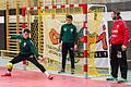 Grabfeld-Gallier Christian Dietz (von links) streckt sich nach einem flach geworfenen Handball. Jonas Schirm und Felix Schmidl beobachten gespannt, ob die Parade gelingt. Die Torhüter des HSC Bad Neustadt und des TSV Großbardorf trainierten gemeinsam.