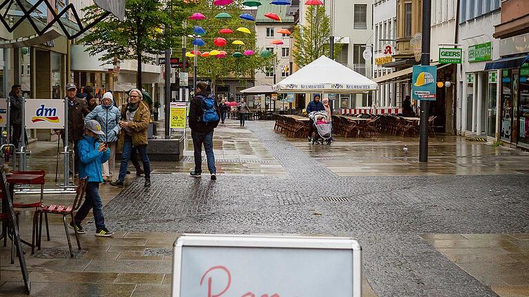 Der Cityflohmarkt der Geschäftsleute war trotz Regenwetter im Frühjahr gut besucht.