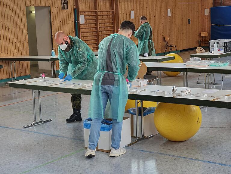 Soldaten im Einsatz im Schnelltestzentrum Ebern.