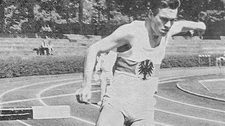 Otto Knarr im deutschen Nationaltrikot bei einem 3000-Meter-Hürden-Rennen im Schweinfurter Willy-Sachs-Stadion.