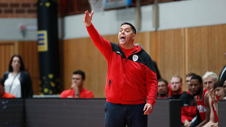 Trainer Sasa Filipovski (Würzburg Baskets) hofft auf einen Sieg seiner Mannschaft bei den Basketball Löwen Braunschweig.