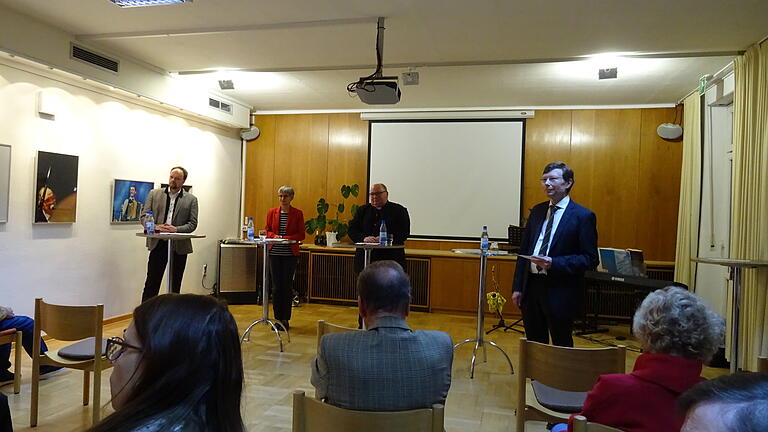 Auf dem Foto von links: Dompfarrer und Dekan Stefan Gessner, Dekan Dr. Wenrich Slenczka, Brigitte Weber-Henzel, Patrick Friedl am Theologischen Abend im Schröder-Haus