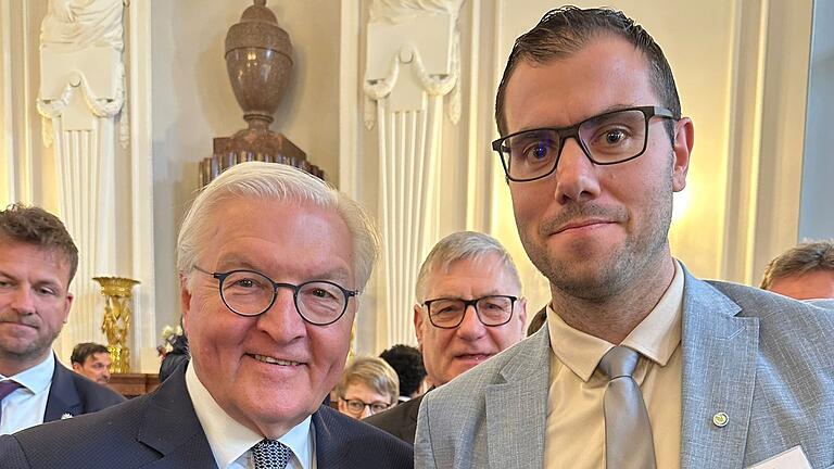 Foto mit hohem Erinnerungswert: Johannes Albert, Bürgermeister von Roden, trifft Frank-Walter Steinmeier auf der Tagung 'Demokratie vor Ort' im Schloss Bellevue.