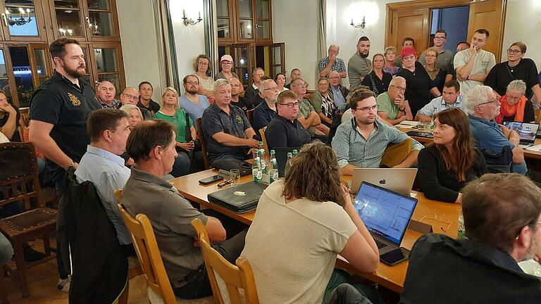 Bei der Sitzung des Volkacher Stadtrats zur geplanten Gemeinschaftsunterkunft hörten nicht nur viele Bürgerinnen und Bürger zu, sondern auch Rechtsextreme wie der AfD-Politiker Daniel Halemba waren vor Ort.